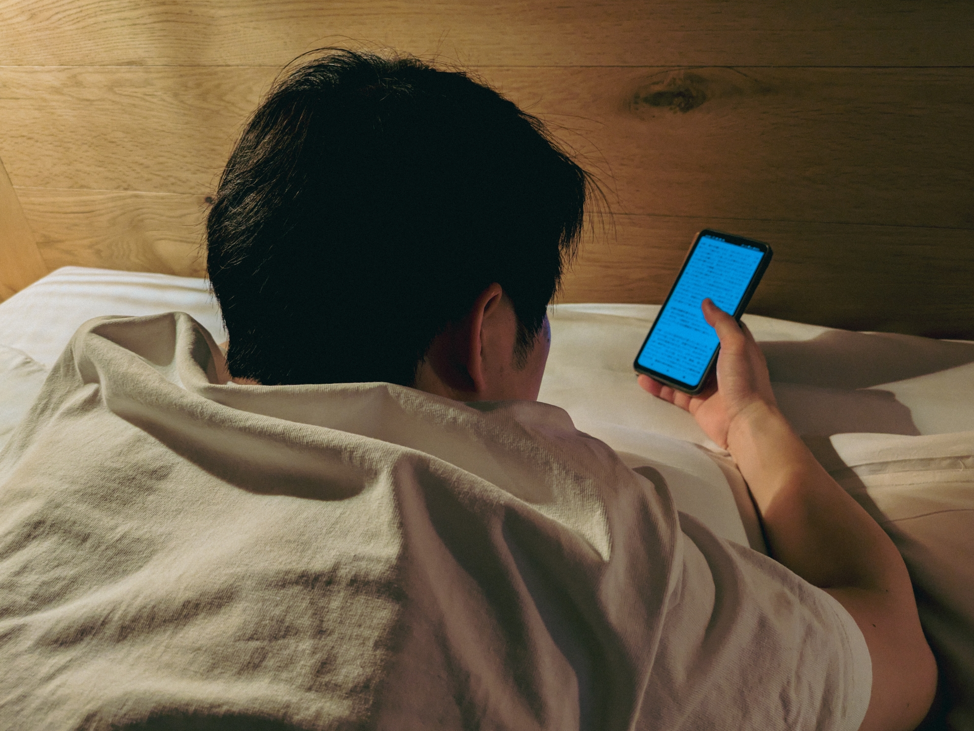 夫の不自然な“スマホ依存”の理由は浮気だった